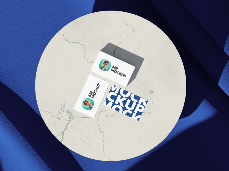 دانلود موکاپ لایه باز کارت ویزیت روی استیج مرمری (با بک‌گراند پارچه‌ای قابل تغییر)