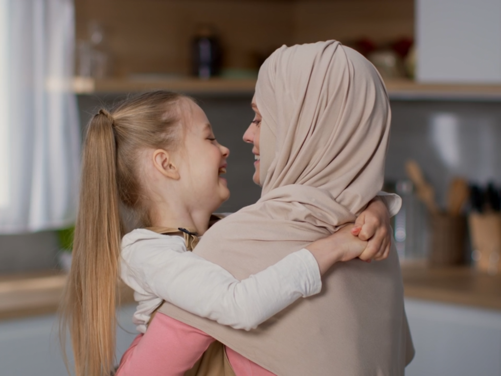فوتیج بغل کردن کودک توسط مادر